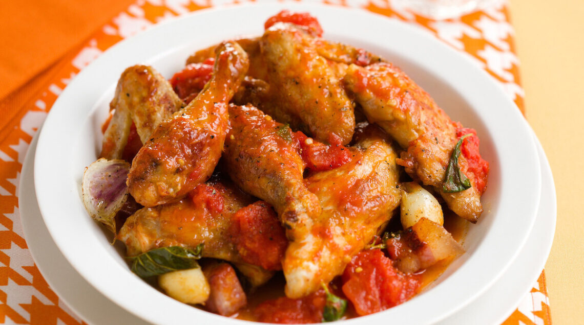 Pollo umido al lardo con i pomodori