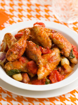 Pollo umido al lardo con i pomodori