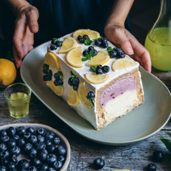 Torta senza cottura con crema al lemon curd e mirtilli