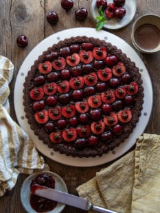Crostata morbida al cacao con ciliegie e ganache al cioccolato