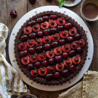 Crostata morbida al cacao con ciliegie e ganache al cioccolato