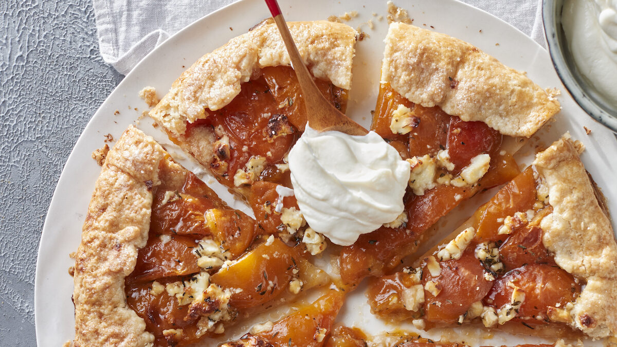 Tarte di albicocche e feta con crème fraîche al miele