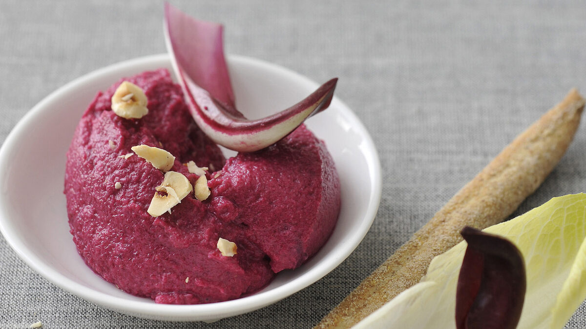 Mousse di barbabietola e nocciole
