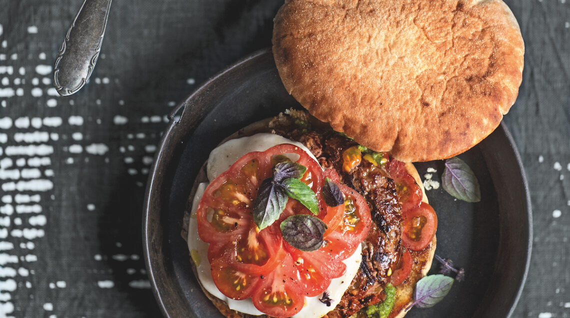 Burger alla mediterranea, con pomodori e mozzarella