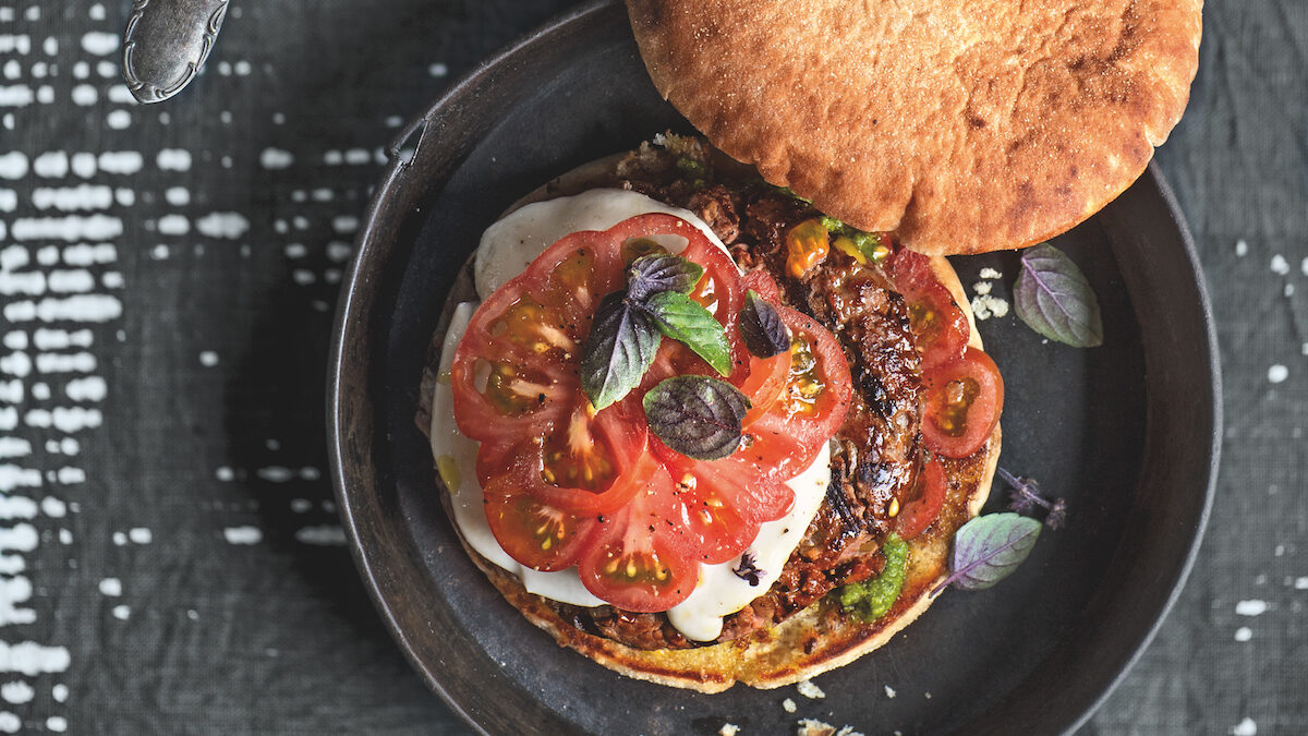 Burger alla mediterranea, con pomodori e mozzarella