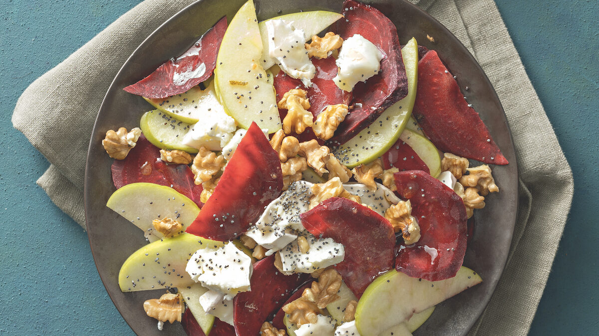 Insalata di mele e rapa rossa con chèvre, noci e semi di papavero