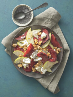 Insalata di mele golden delicious e rapa rossa con chèvre, noci