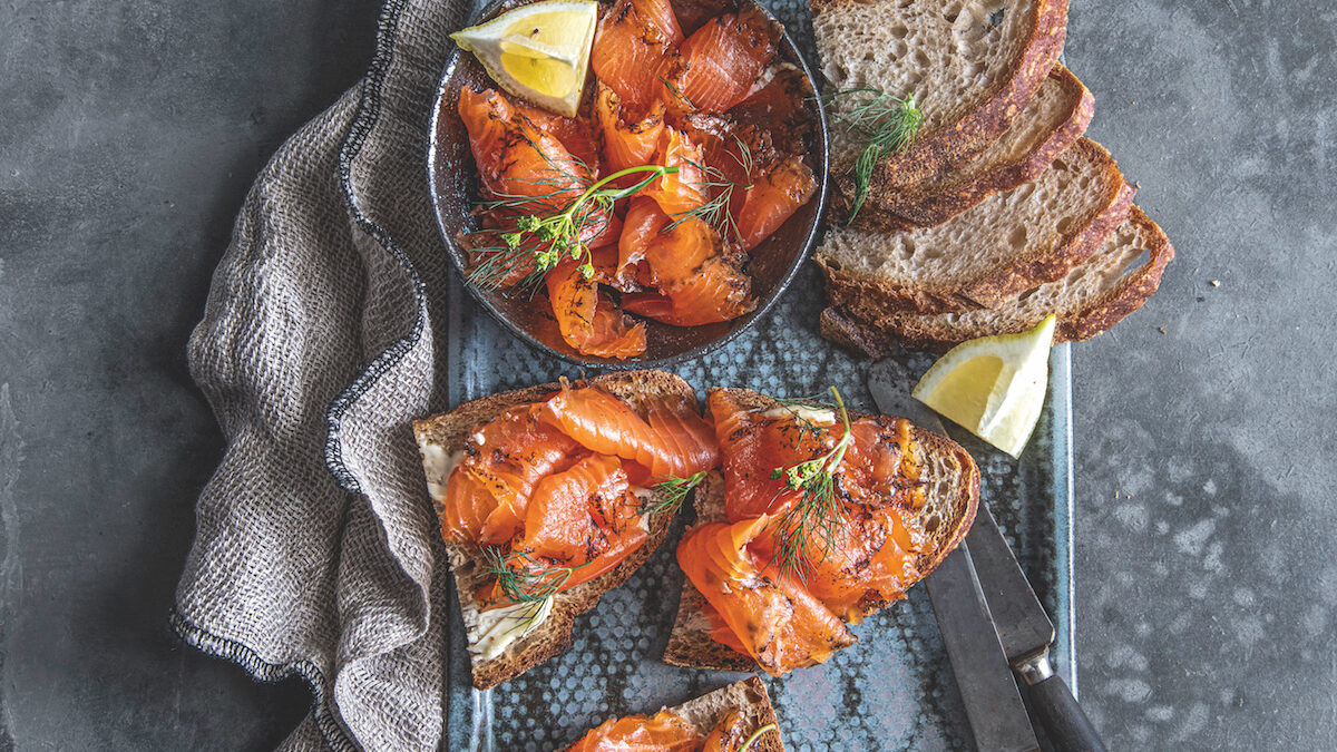 Crostoni al salmone marinato al caffè