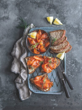 Crostoni al salmone marinato al caffè