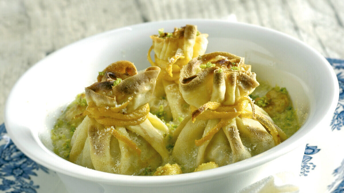 Crespelle con pescatrice e salsa di pistacchi