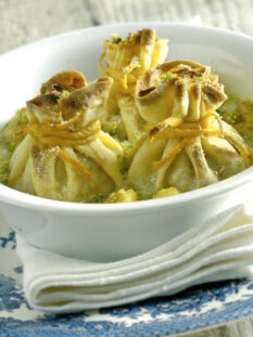 CRESPELLE CON PESCATRICE E SALSA DI PISTACCHI