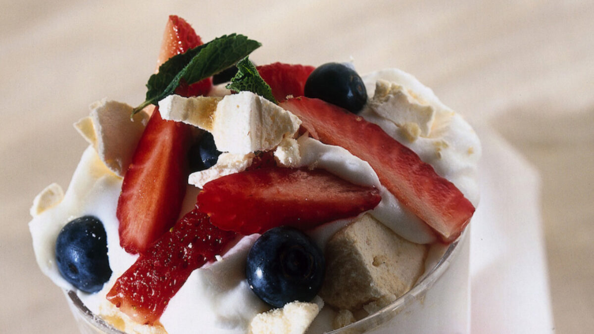 Mousse croccante di fragole e meringa