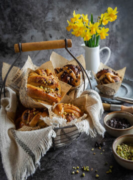 Brioche Buns Muffin Vegani al pistacchio e cioccolato