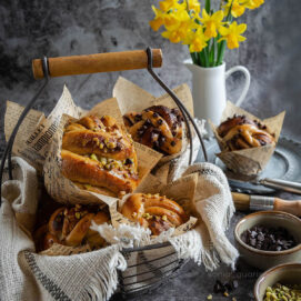 Brioche Buns Muffin Vegani al pistacchio e cioccolato