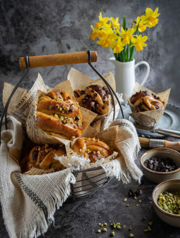 Brioche Buns Muffin Vegani al pistacchio e cioccolato