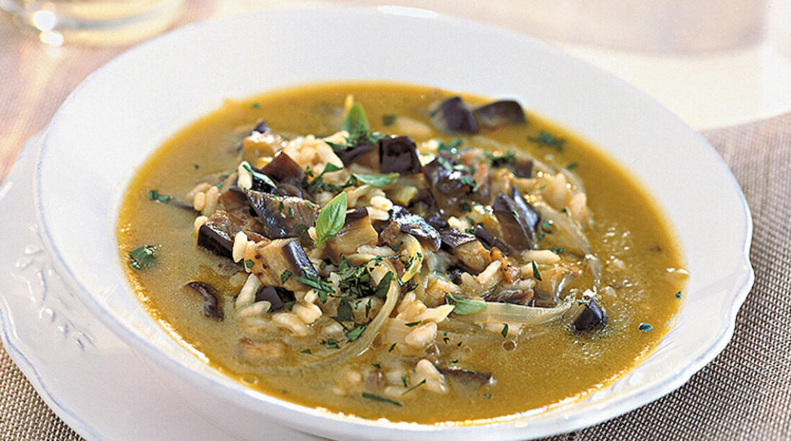 Minestra di riso e melanzane con crema di uovo