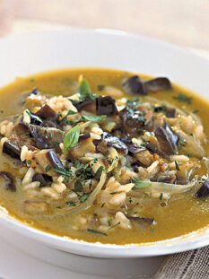 Minestra di riso e melanzane con crema di uovo