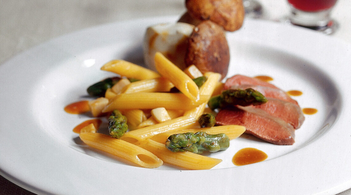 PENNE CON PICCIONE, PORCINI E ASPARAGI