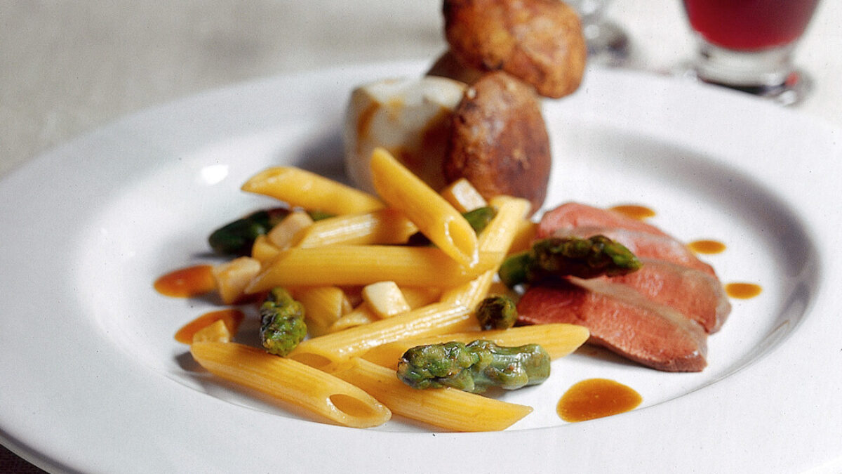 Penne con piccione, porcini e asparagi