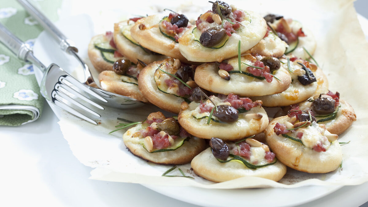 Pizzette alle olive con salsiccia e pecorino