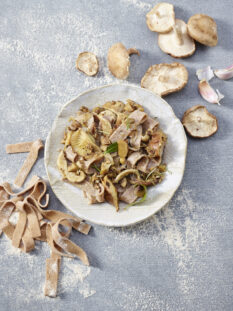 Pappardelle di farro con castagne, funghi e rosmarino