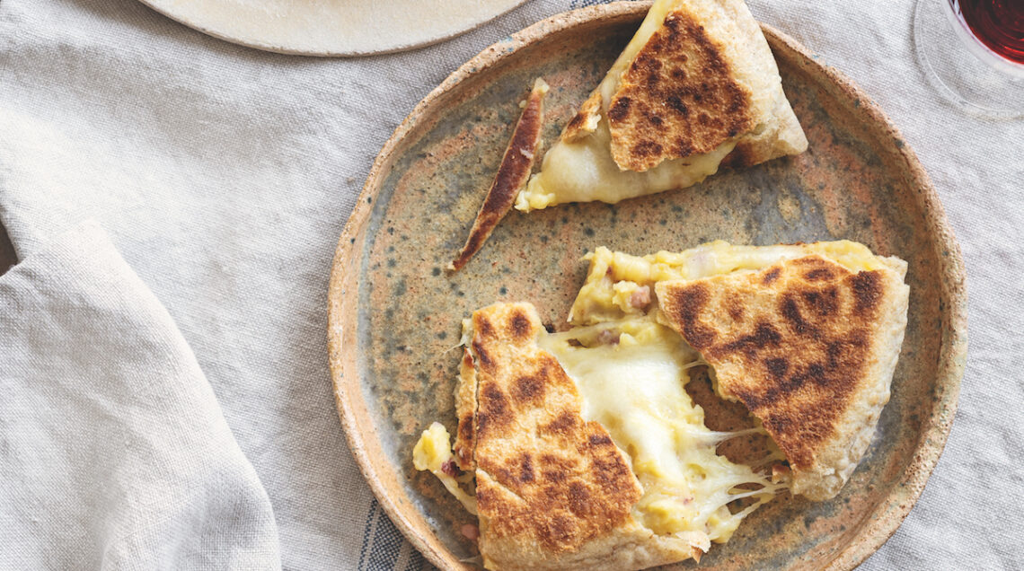 Torta in padella con scamorza, patate