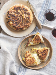 Torta in padella con scamorza, patate