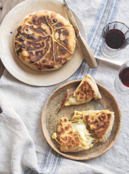 Torta in padella con scamorza, patate