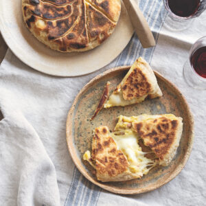 Torta in padella con scamorza, patate