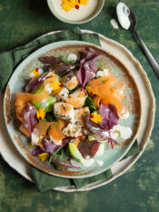 Bull's blood con pollo, verdure e salsa d'aglio