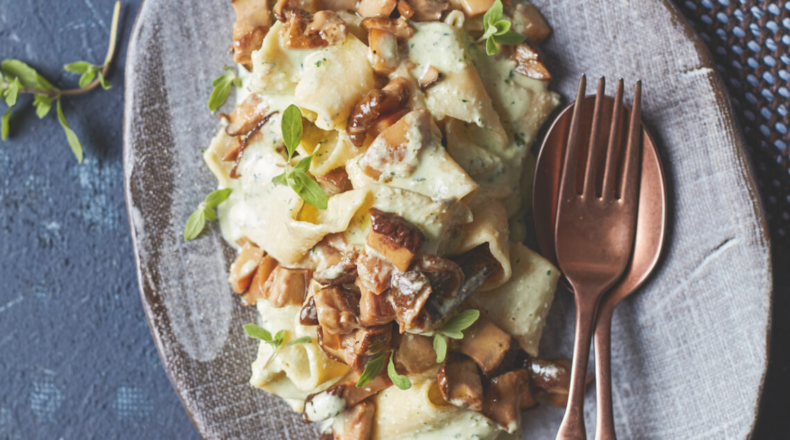 Pappardelle al pepe con pesto di erbe