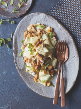 Pappardelle al pepe con pesto di erbe