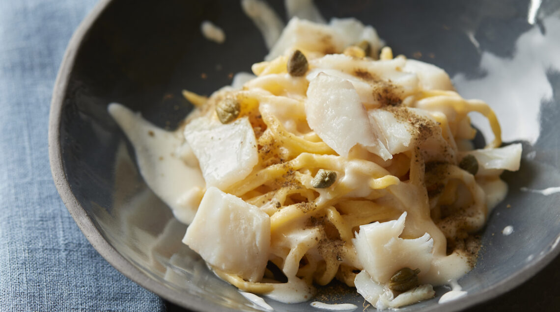 Tagliolini con baccalà, burro acido e capperi