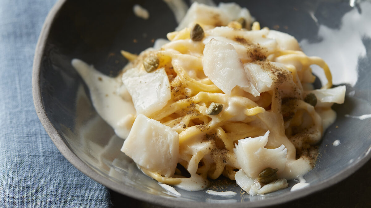 Tagliolini con baccalà, burro acido e capperi