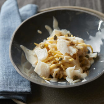 Tagliolini con baccalà, burro acido e capperi