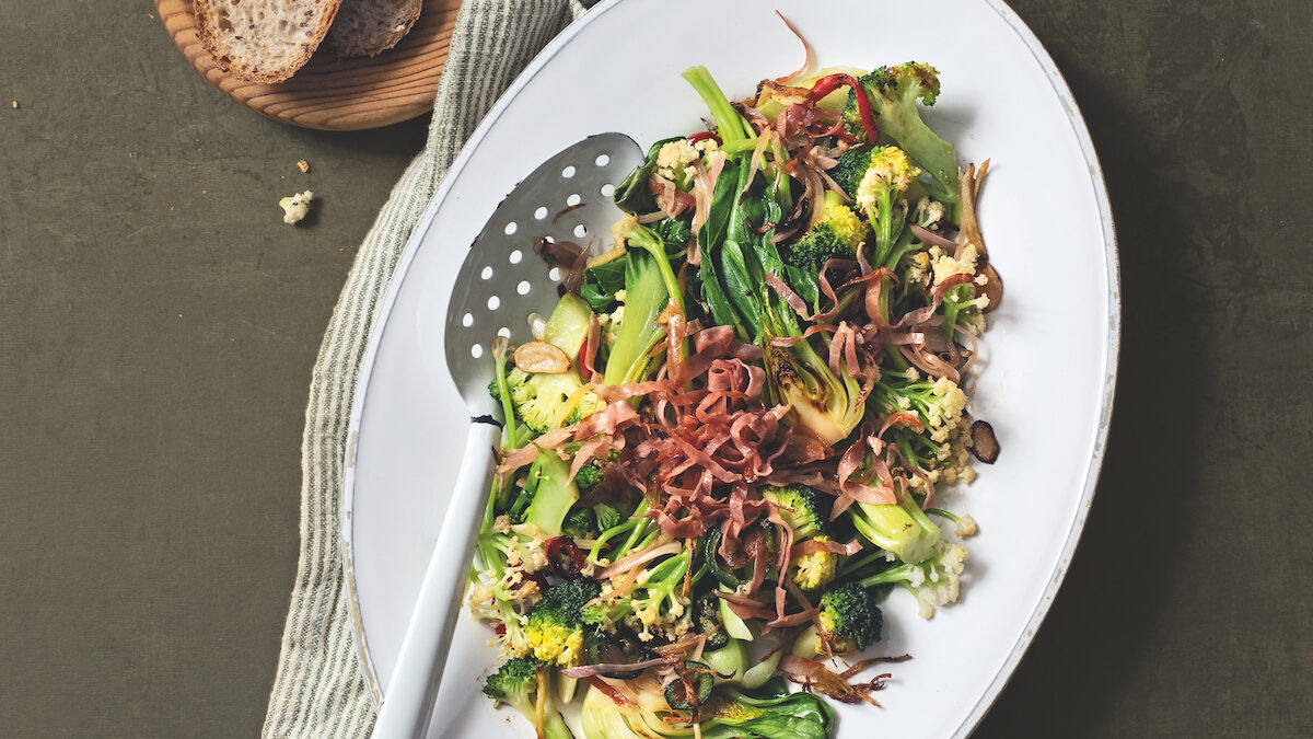 Broccolo e bok choi saltati al prosciutto