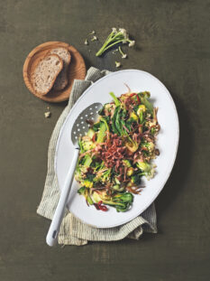 Broccolo e bok choi saltati al prosciutto