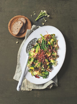 Broccolo e bok choi saltati al prosciutto