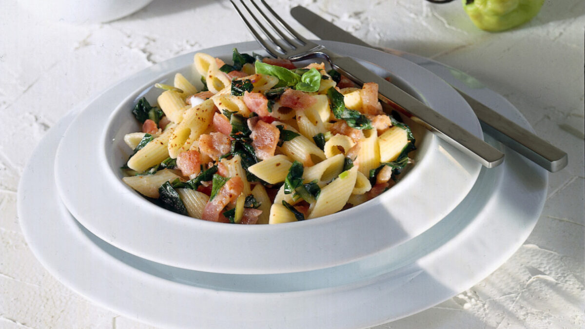 Mezze penne con cicorino e pomodoro