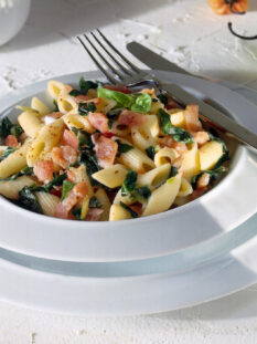 Mezze penne con cicorino e pomodoro