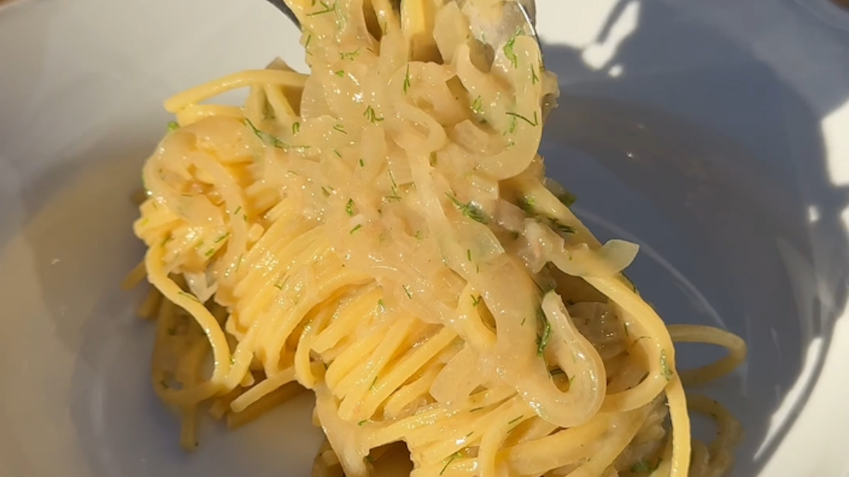 Bigoli in salsa di cipolle e acciughe