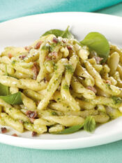 Strozzapreti con pesto mediterraneo