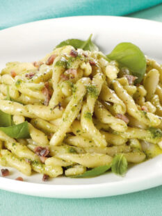 Strozzapreti con pesto mediterraneo