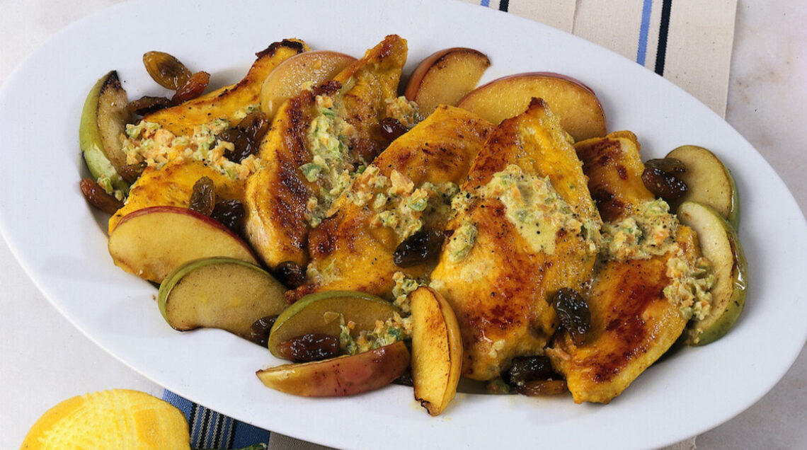 POLLO AL CURRY CON MELE E UVETTA