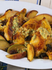 POLLO AL CURRY CON MELE E UVETTA