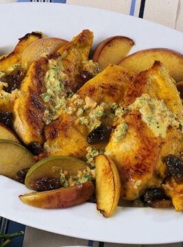 POLLO AL CURRY CON MELE E UVETTA