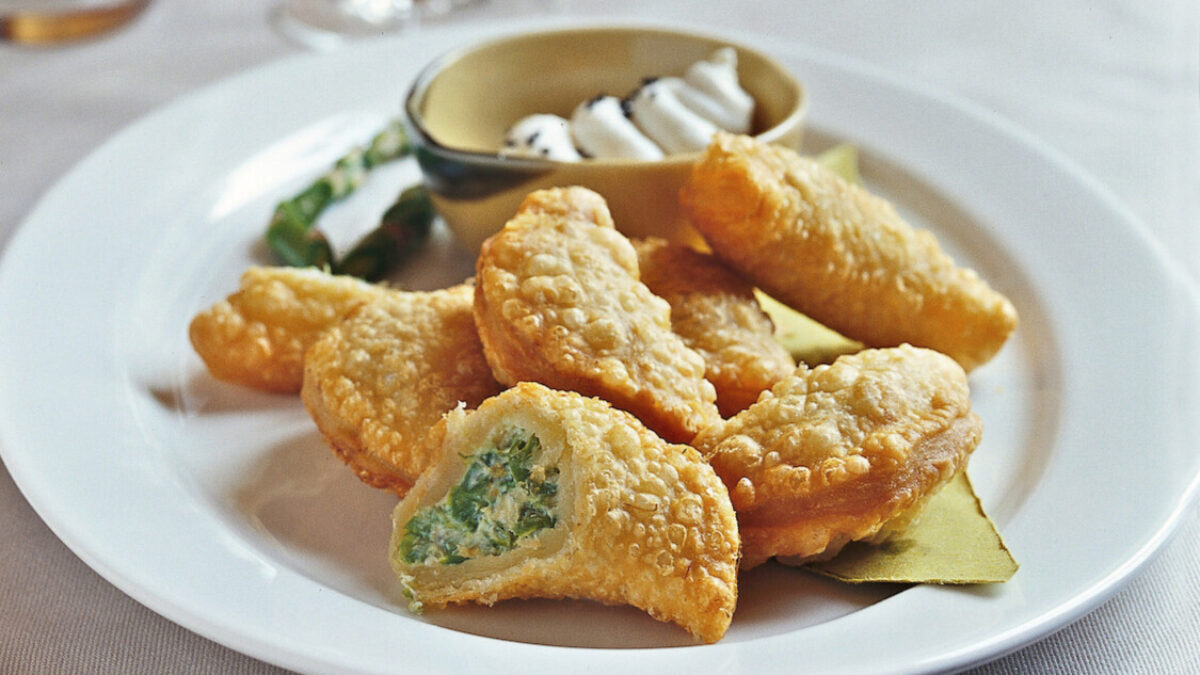Tortelli fritti con asparagi e ricotta