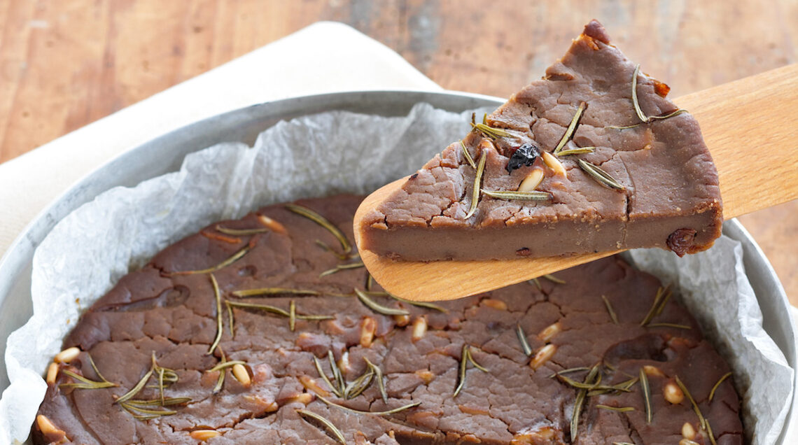 Castagnaccio con pinoli e uvetta