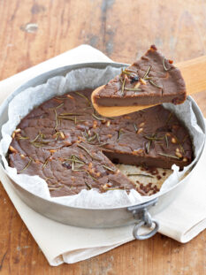 Castagnaccio con pinoli e uvetta