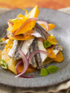 Millefoglie di alici e cipolle rosse